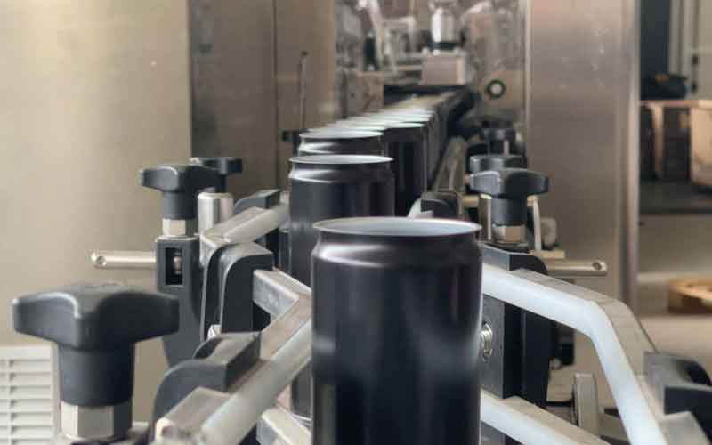 produzione di acqua in lattina